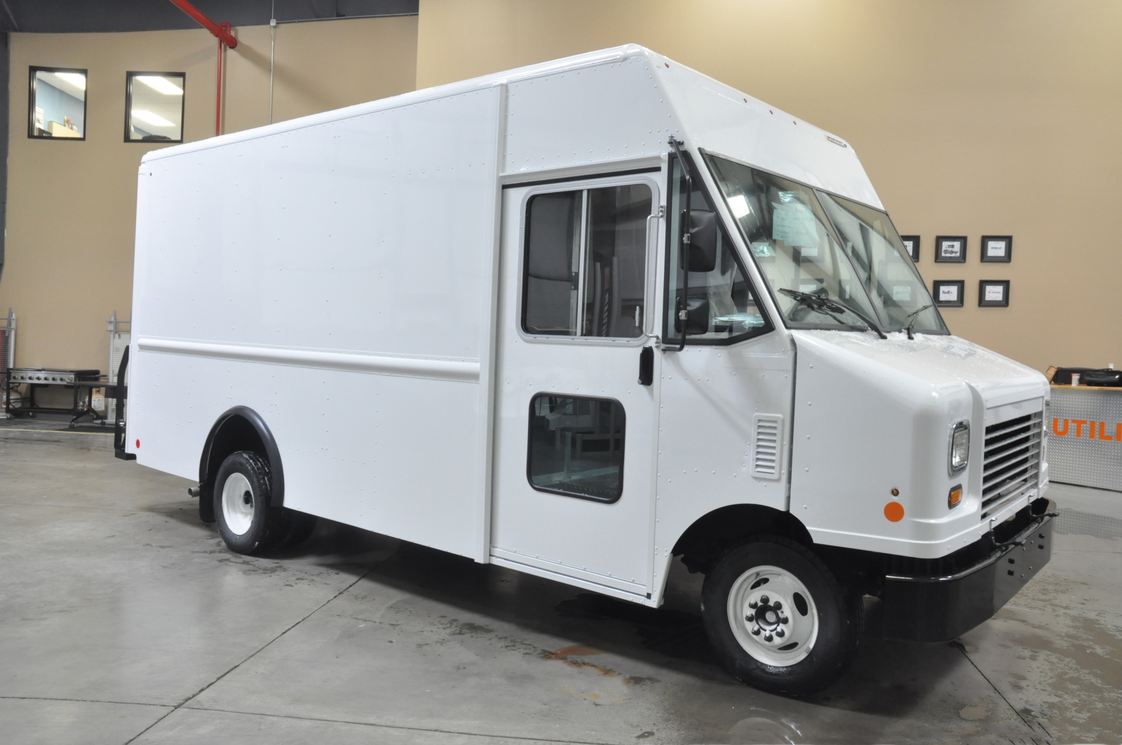 buy-or-lease-a-ford-f59-utilimaster-14-p-700-financing-for-new